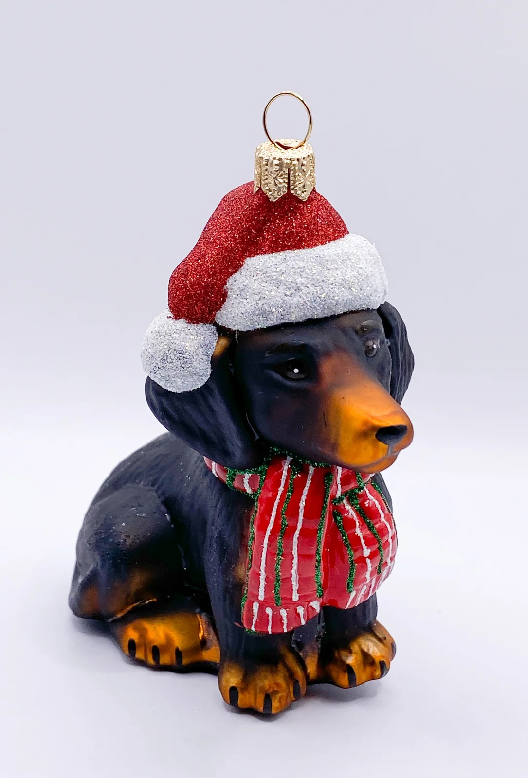 Impuls Schwarzer Dackel mit Schal und Weihnachtsmütze, Dachshund