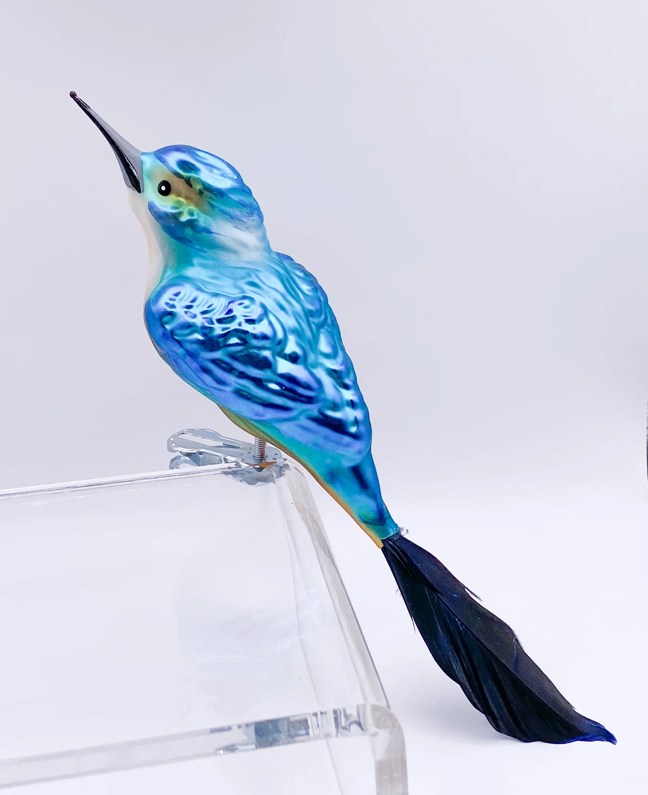 ANVA Eisvogel auf Clip, türkis mit dunkelblauer Naturfeder