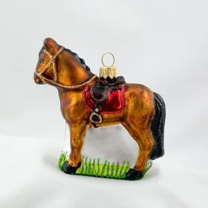 Glaspol Braunes Pferd mit roter Satteldecke