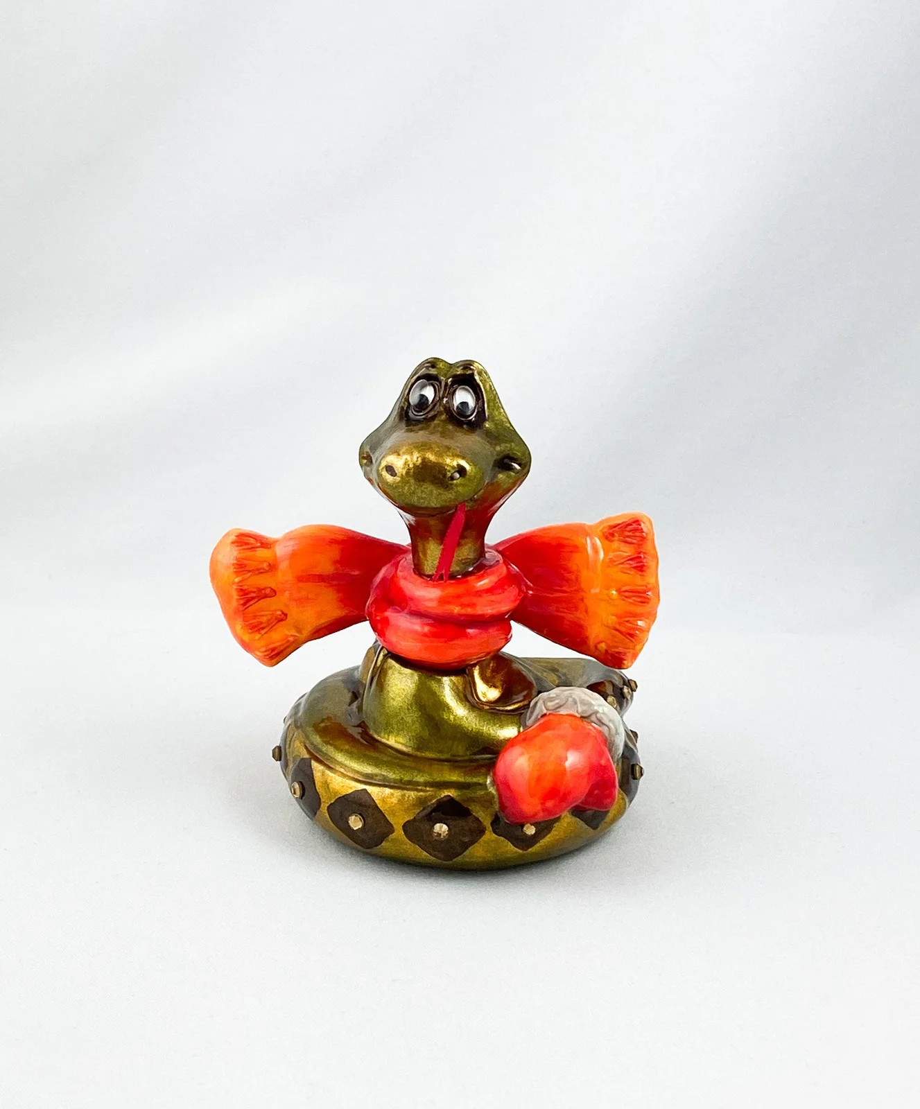 AtlasArt Schlange mit orangem Schal, AtlasArt