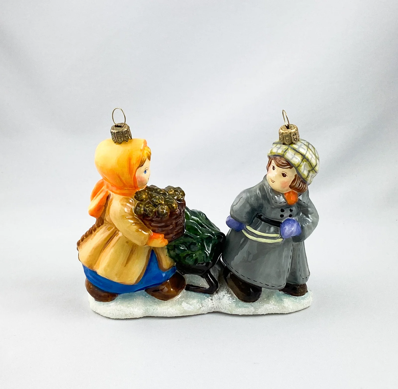 AtlasArt Das Mädchen und der Junge holen den Weihnachtsbaum mit dem Schlitten aus dem Wald, AtlasArt