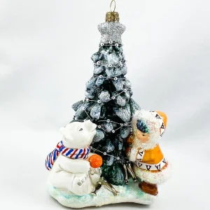 AtlasArt Der kleine Eisbär und das Inuitmädchen schmücken zusammen den Weihnachtsbaum, AtlasArt