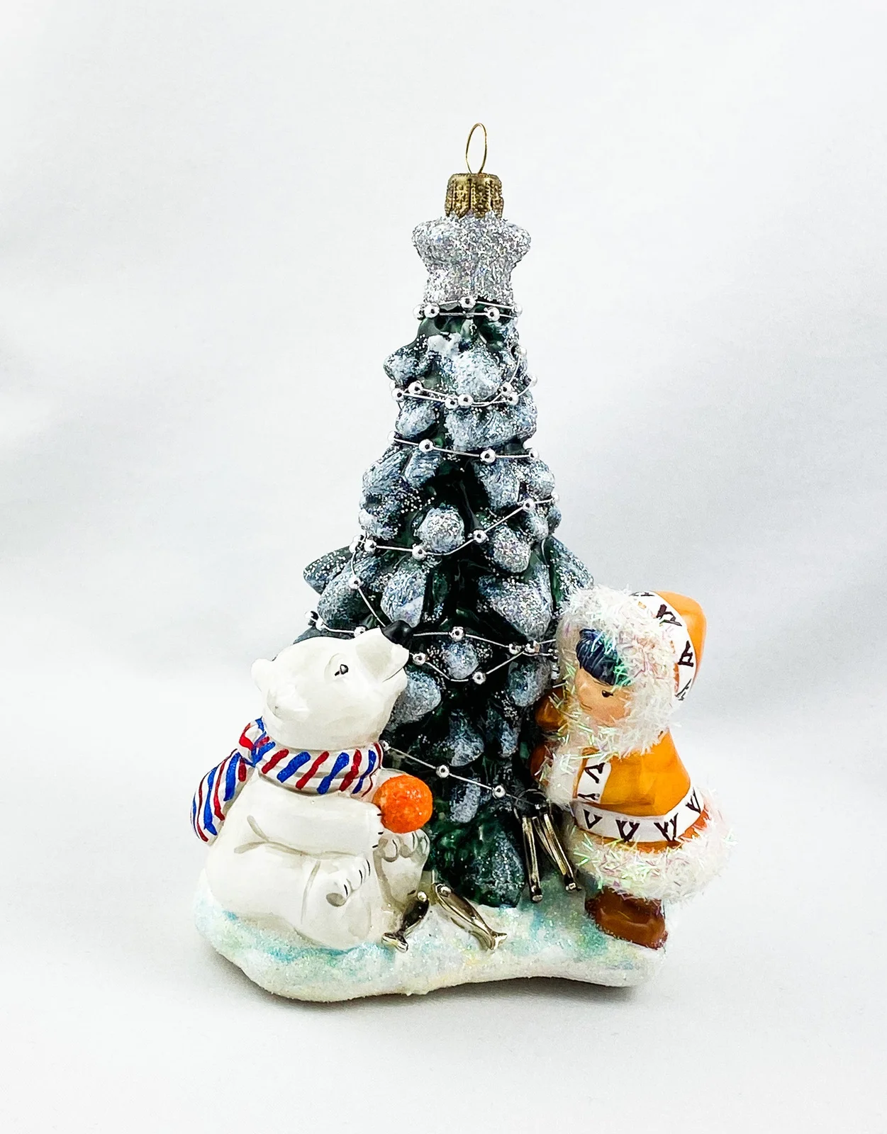 AtlasArt Der kleine Eisbär und das Inuitmädchen schmücken zusammen den Weihnachtsbaum, AtlasArt