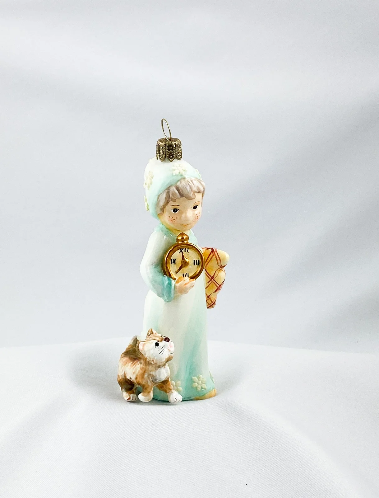 AtlasArt Das kleine Mädchen wartet gespannt mit dem Kätzchen auf das Christkind, AtlasArt