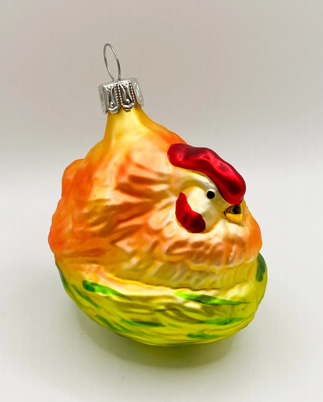 Sonstige Oranges Huhn sitzt im Nest