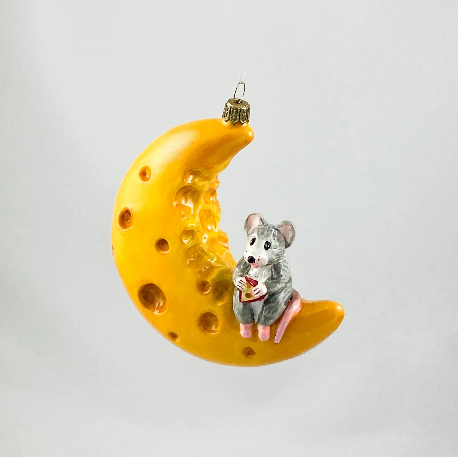 AtlasArt Die Maus hat es sich mit einem Stück Käse auf der Käse-Mond-Sichel bequem gemacht AtlasArt