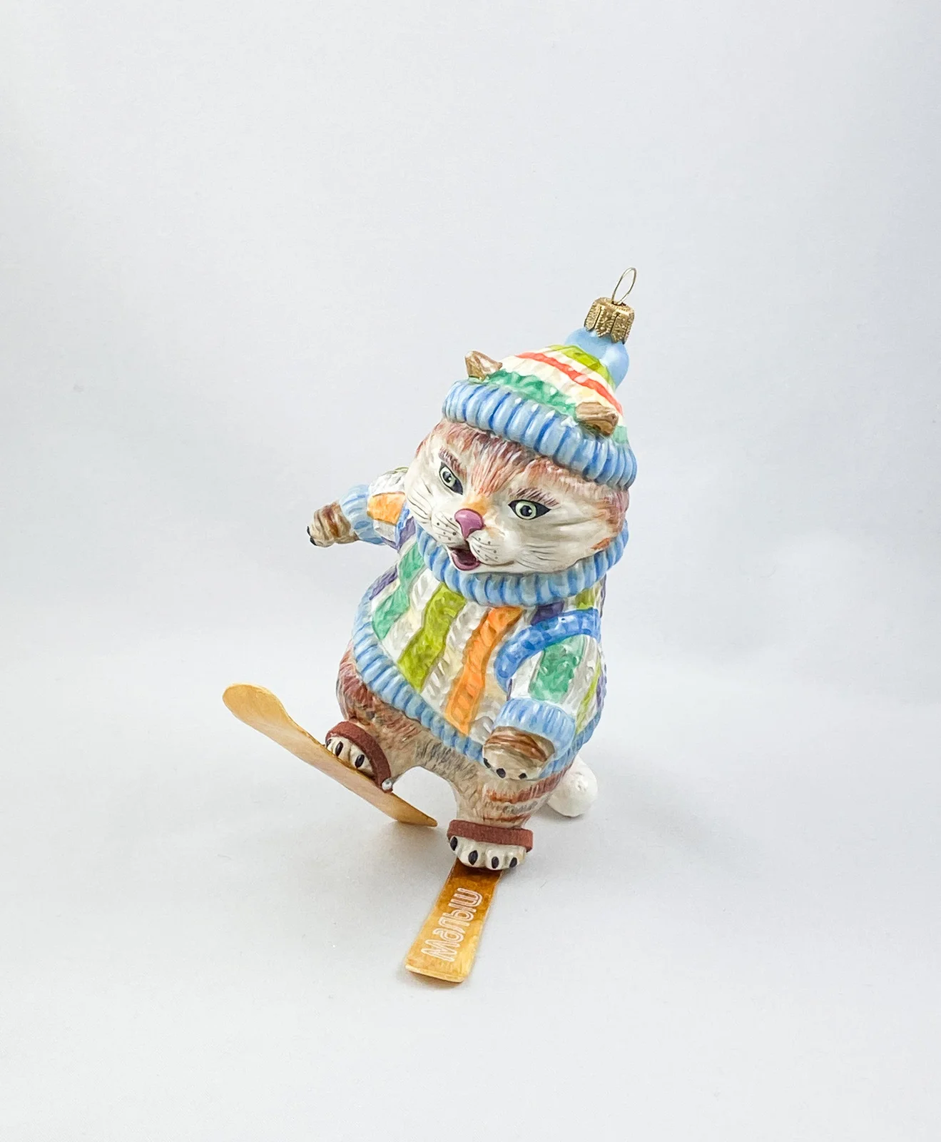AtlasArt Die Katze im bunten Pullover versucht sich im Ski-Fahren ATLASART