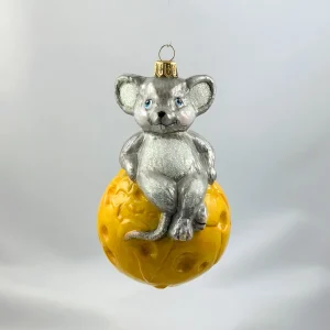 Impuls Die Maus sitzt gemütlich auf dem Käse-Globus