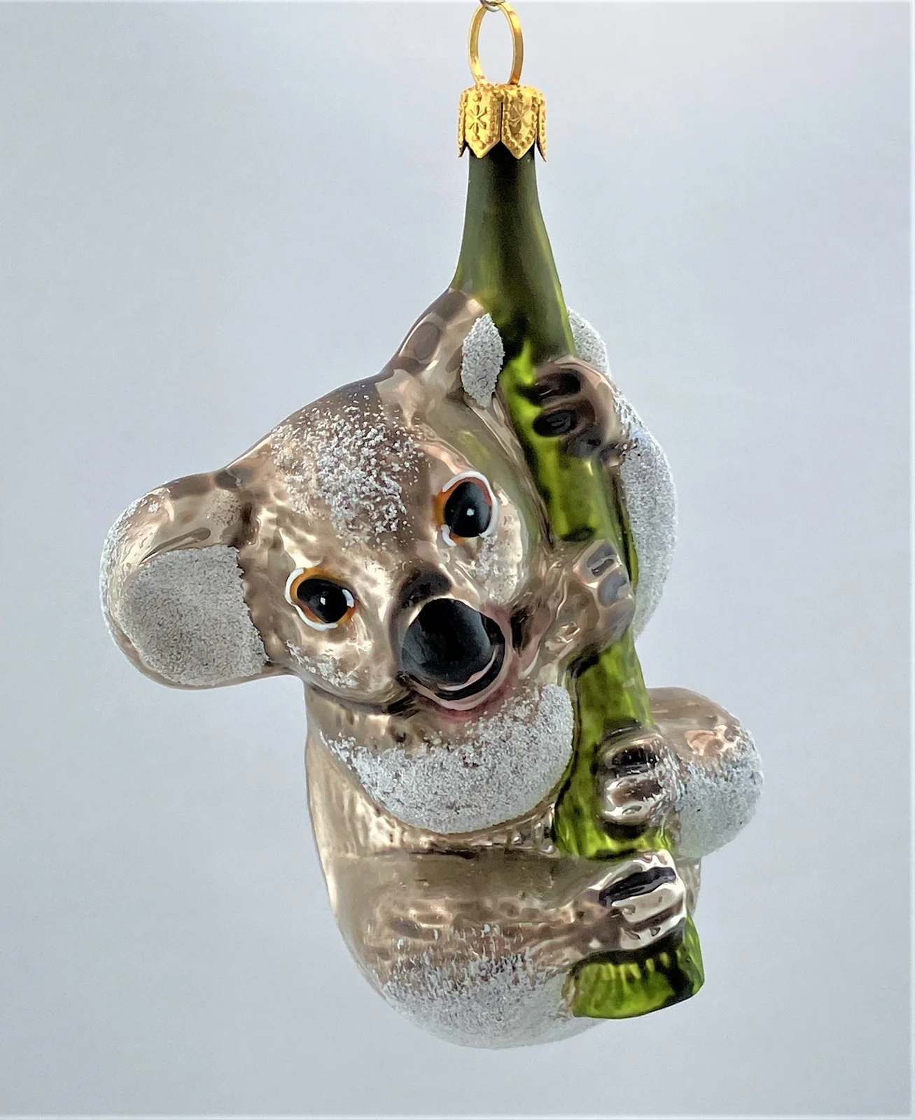 GMC Mausgrauer Koala-Bär klettert am Ast
