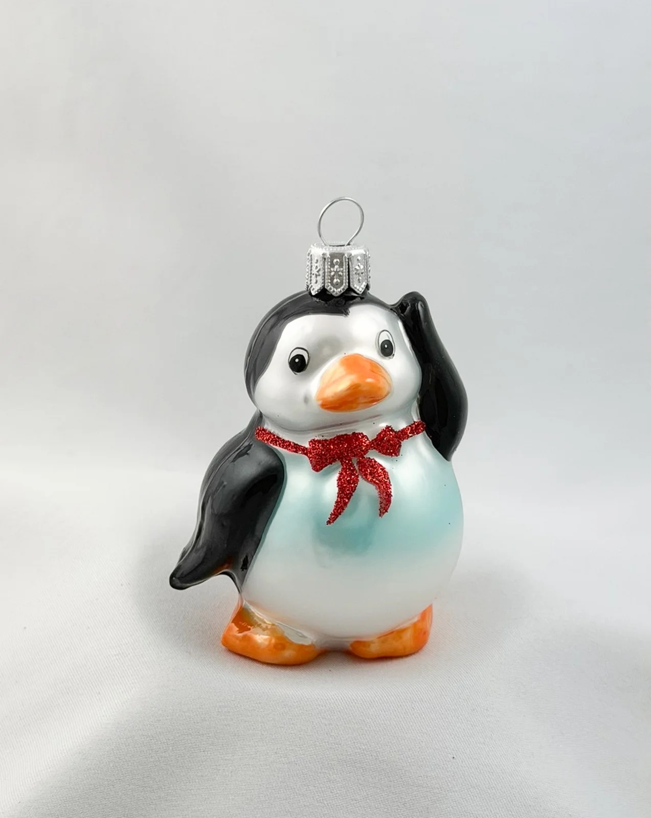 Hanco Süsser Pinguin mit roter Fliege