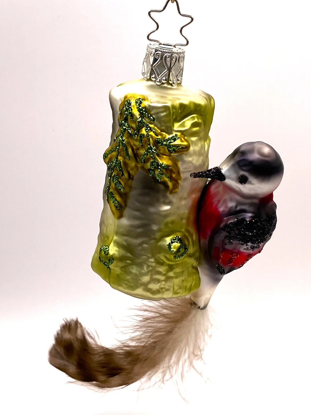 Inge-Glas Buntspecht am Stamm mit Naturfeder