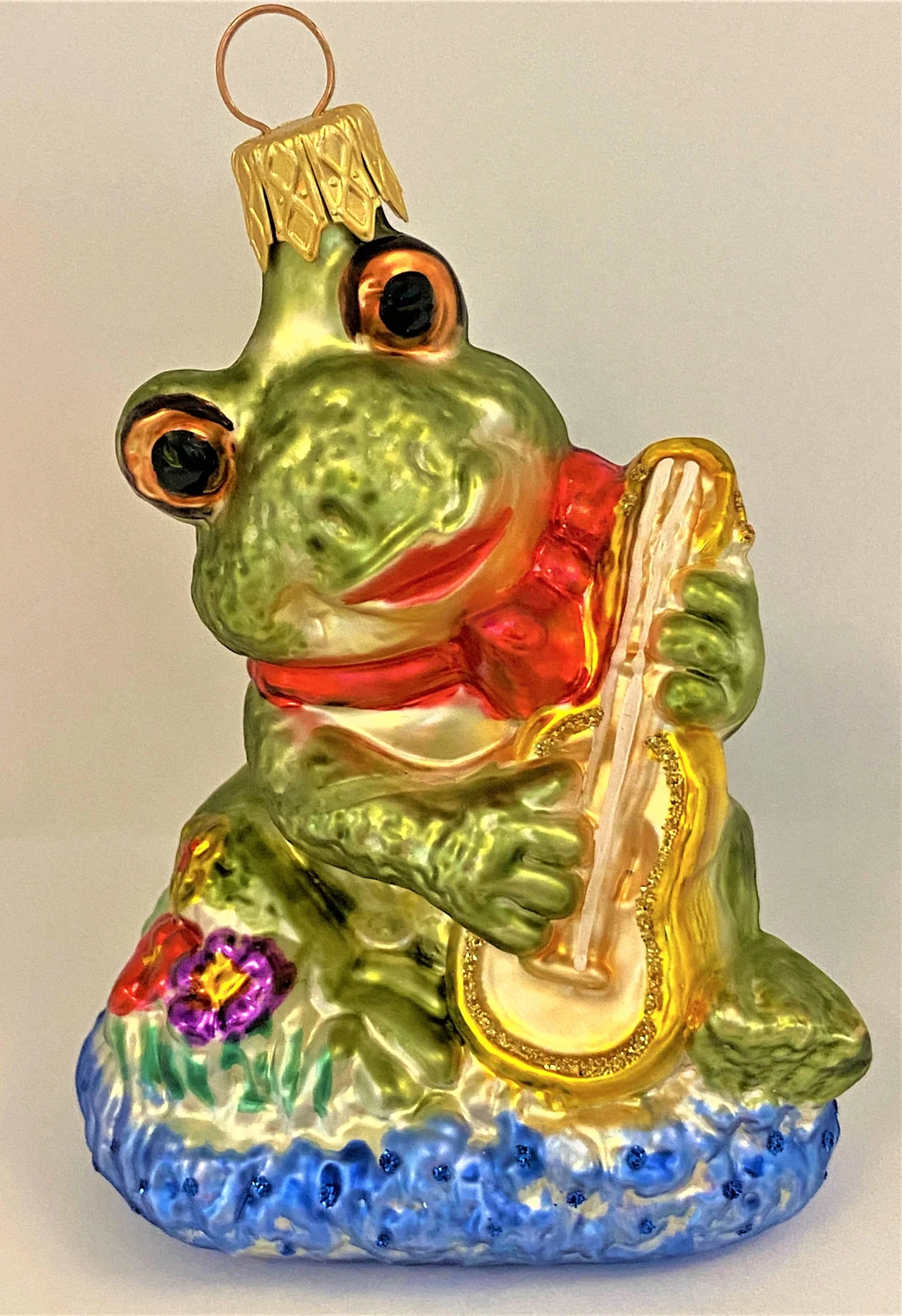 Oberfränkische Fröhlicher Frosch spielt Gitarre