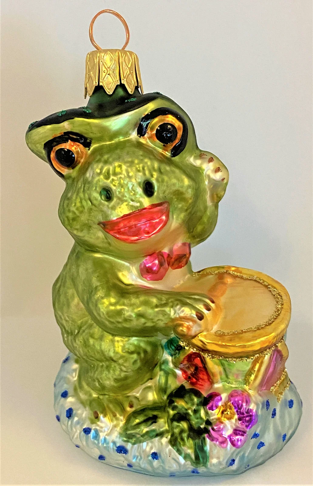 Oberfränkische Fröhlicher Frosch spielt Trommel