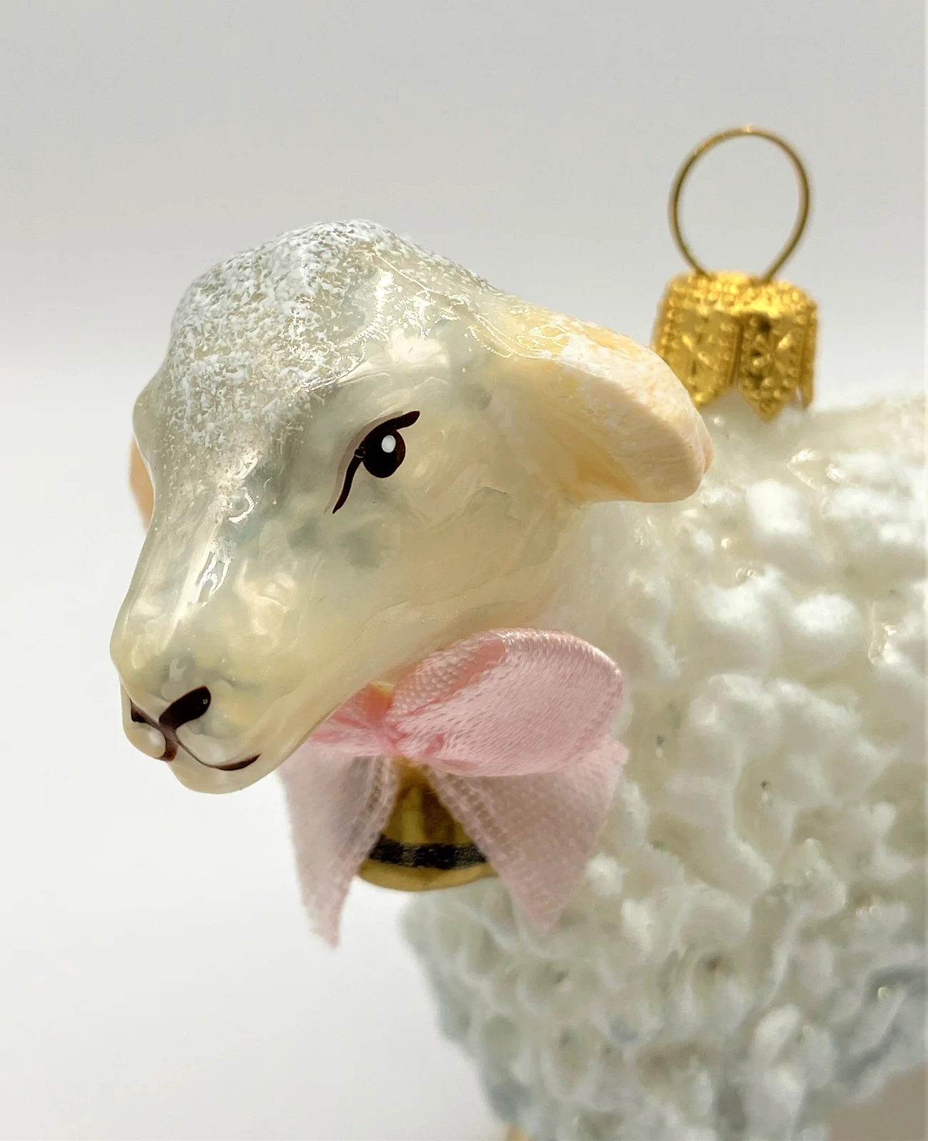 Komozja Weisses Schaf mit rosa Schleife und Glöckchen, KOMOZJA MOSTOWSKI