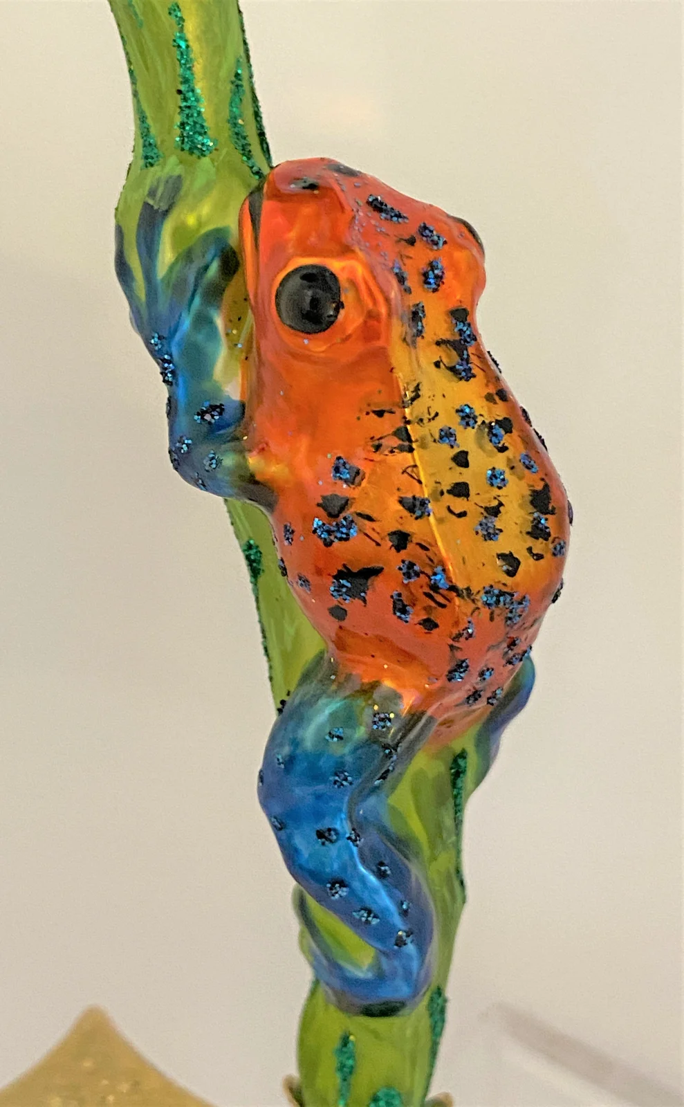 Wiktoria Orange-Blauer Regenwald Frosch auf Clip