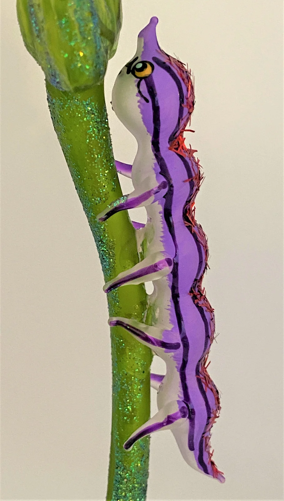 Wiktoria Violette Raupe am Blatt