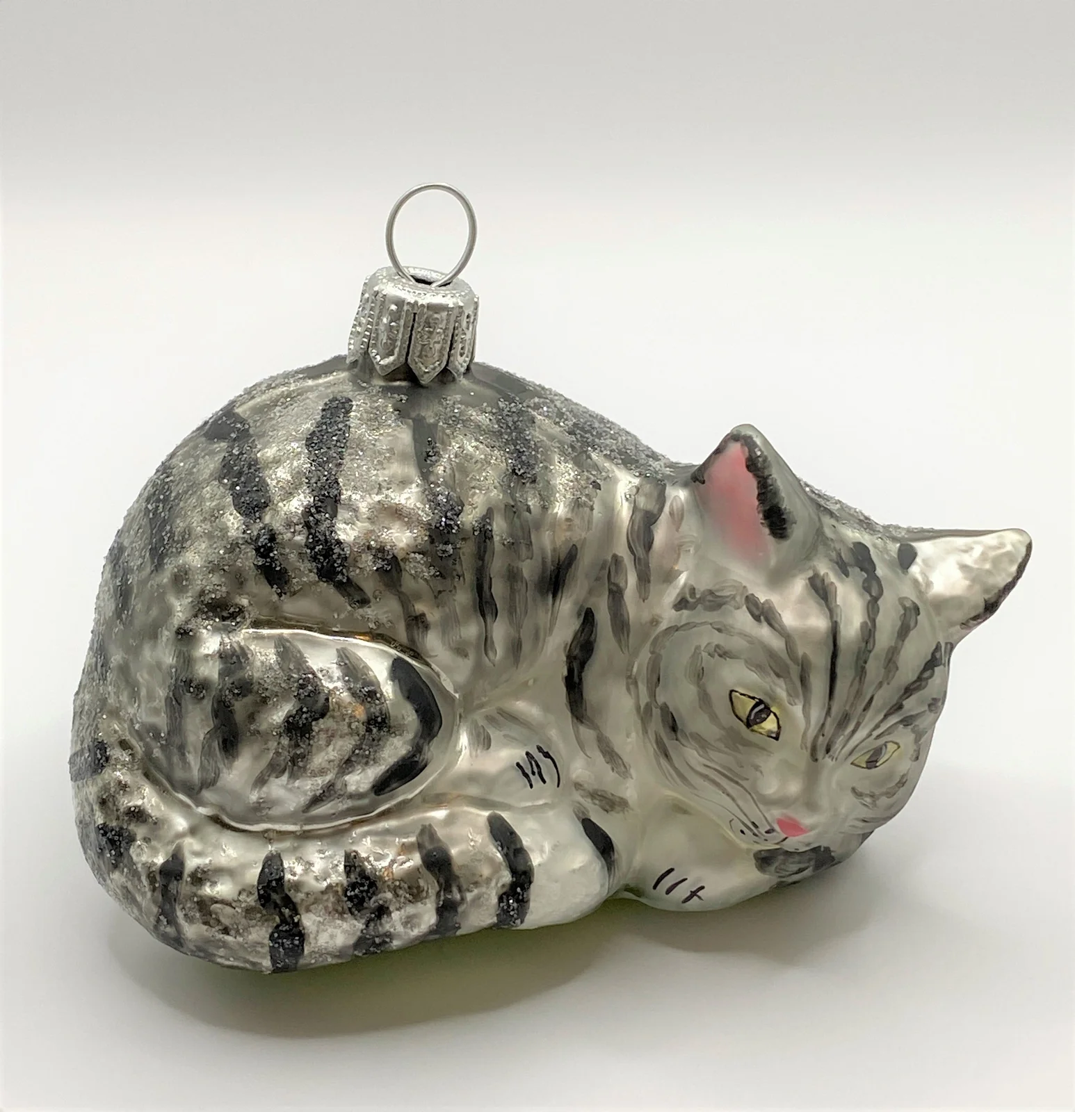 Hanco Liegende graue Tigerkatze