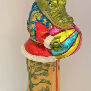 Glassware Krokodil im Santa-Kostüm spielt mit dem Ball