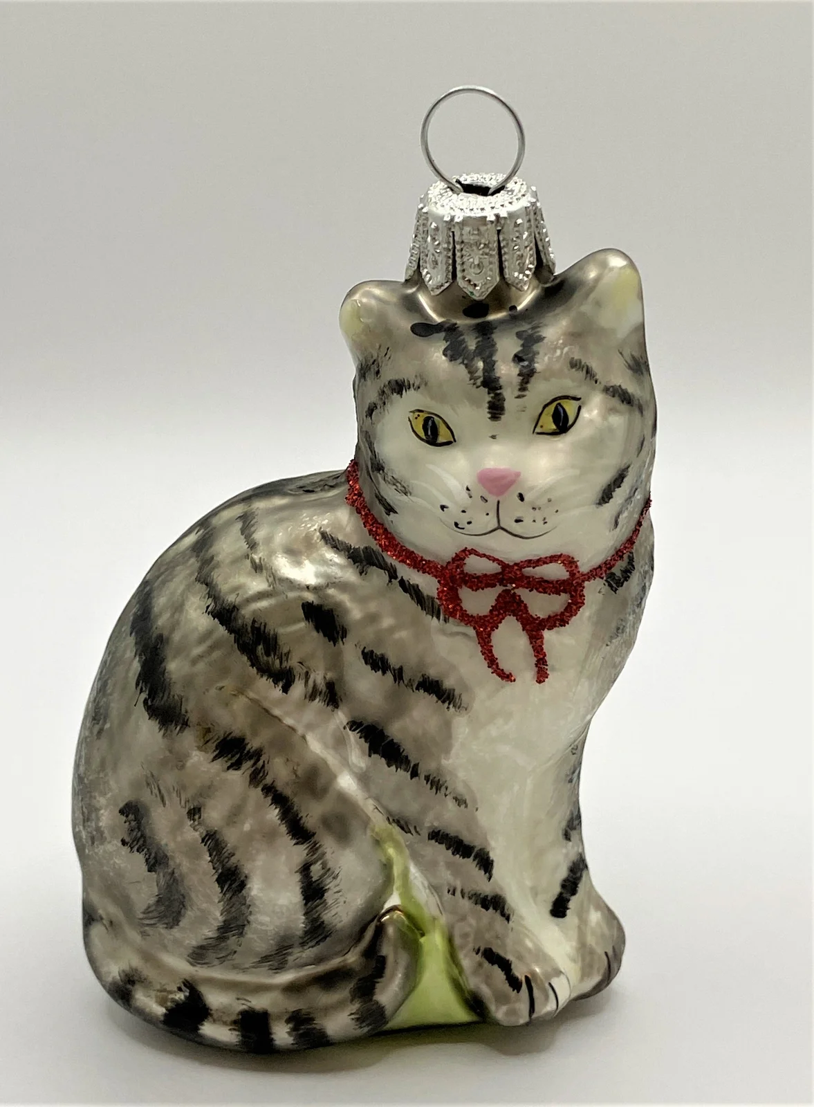 Hanco Graue Tiger - Katze mit roter Schleife