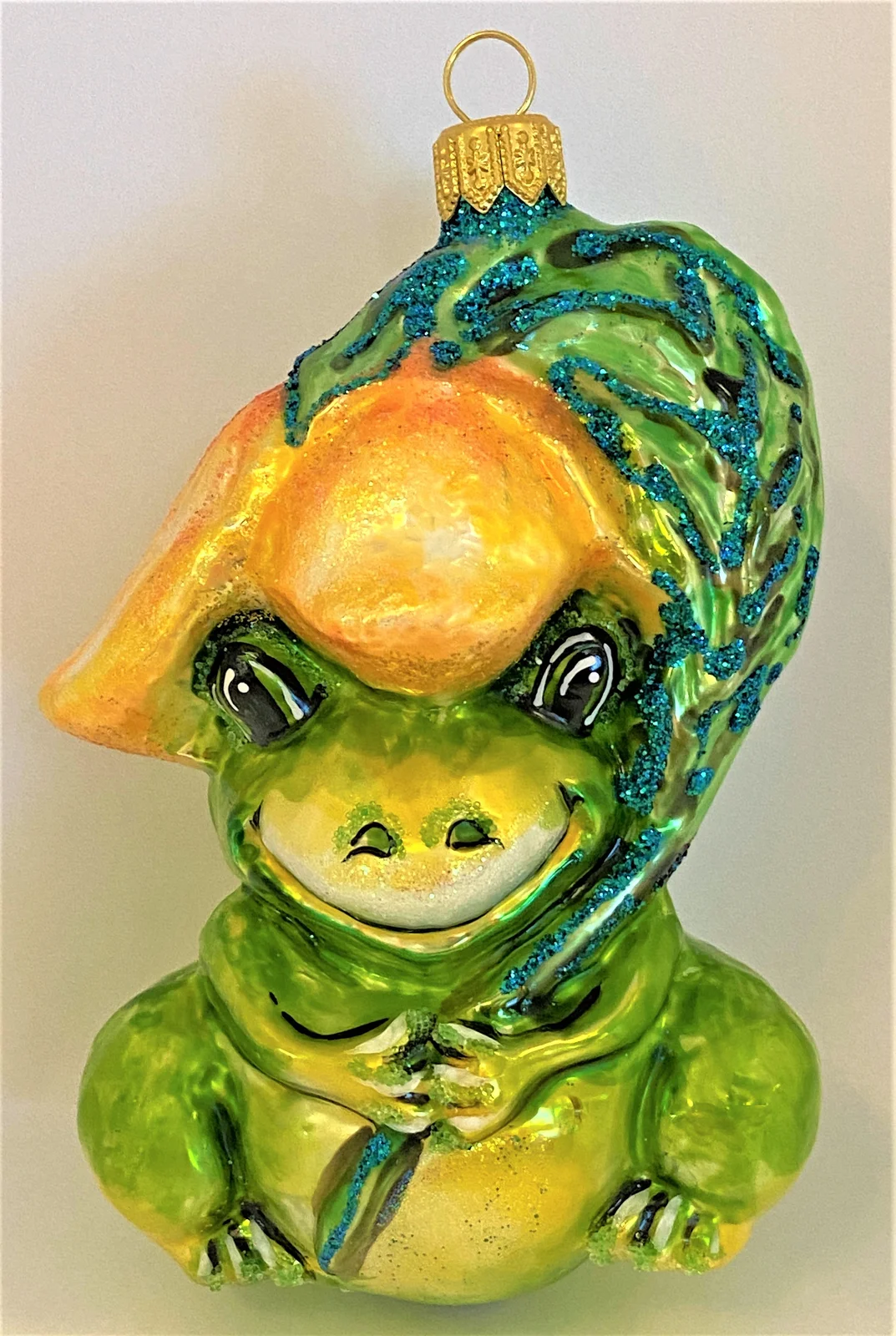 Sonstige Fröhlicher Frosch unter Blütenranke