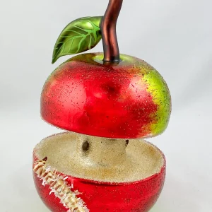 Wiktoria Grosser Apfel mit Raupe