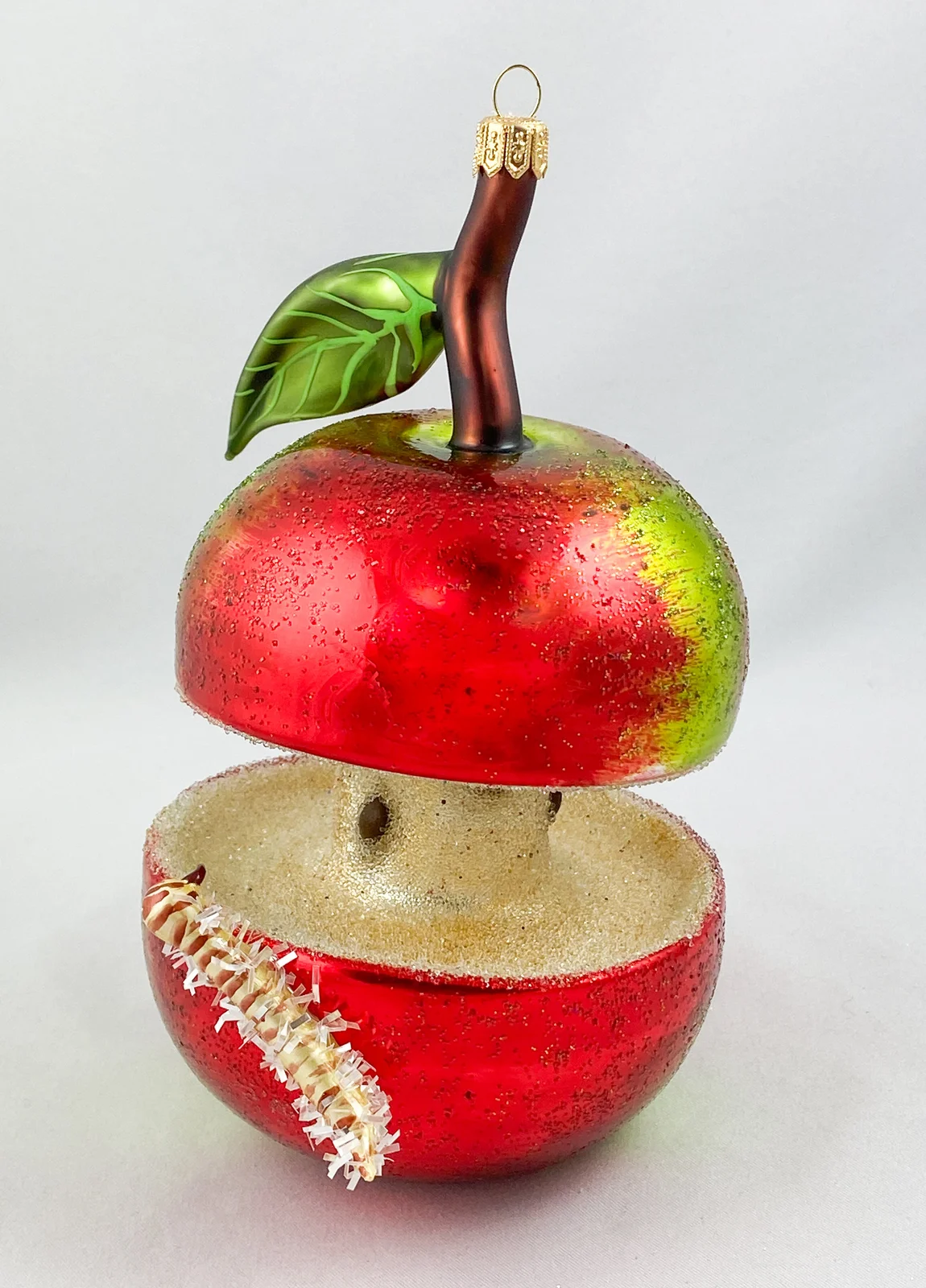Wiktoria Grosser Apfel mit Raupe