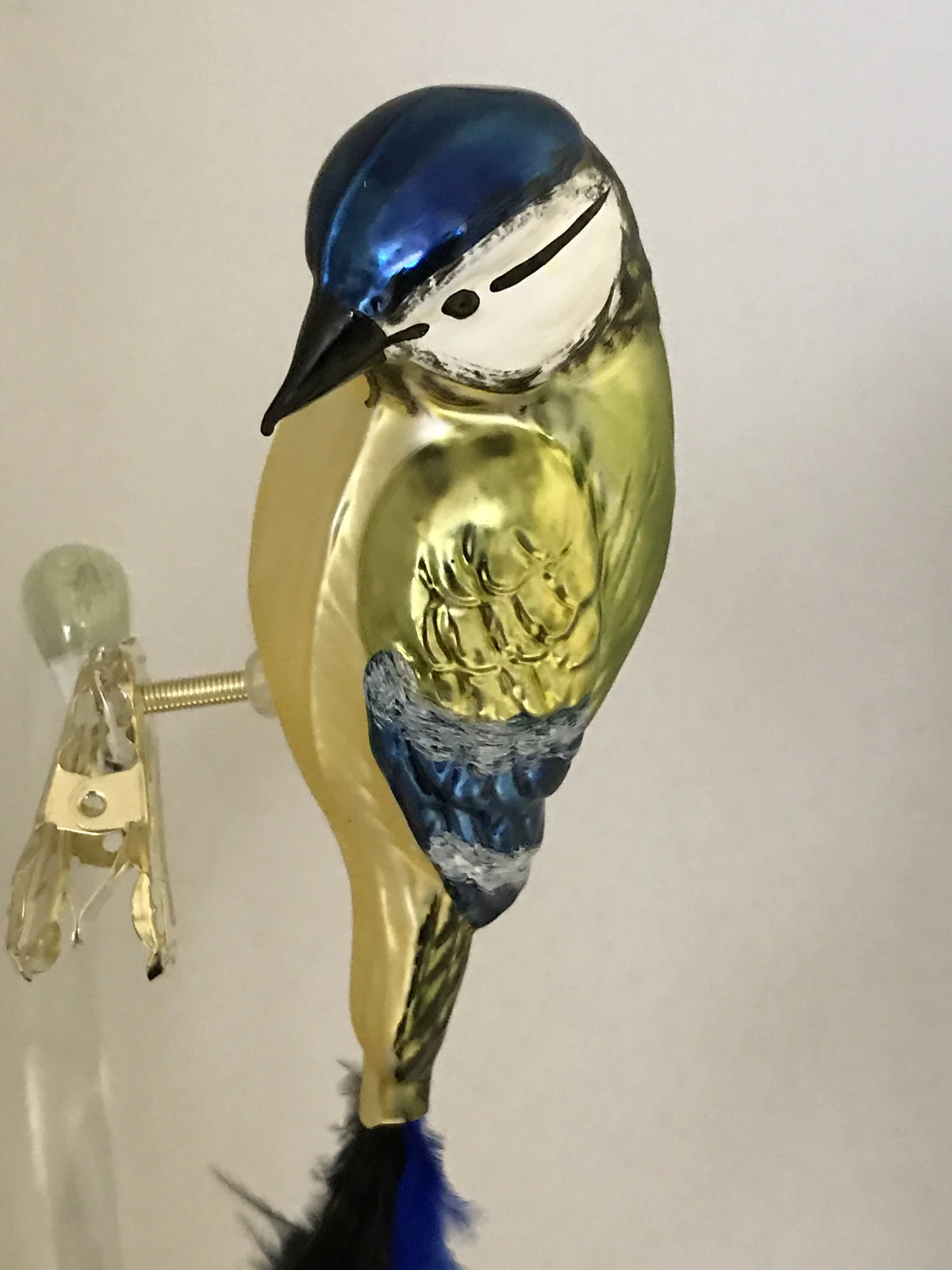 Dummy Blaumeise auf Clip mit Naturfeder