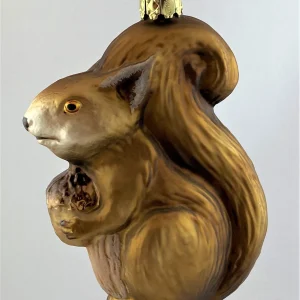 Christborn Olivbraunes Eichhörnchen mit Eichel