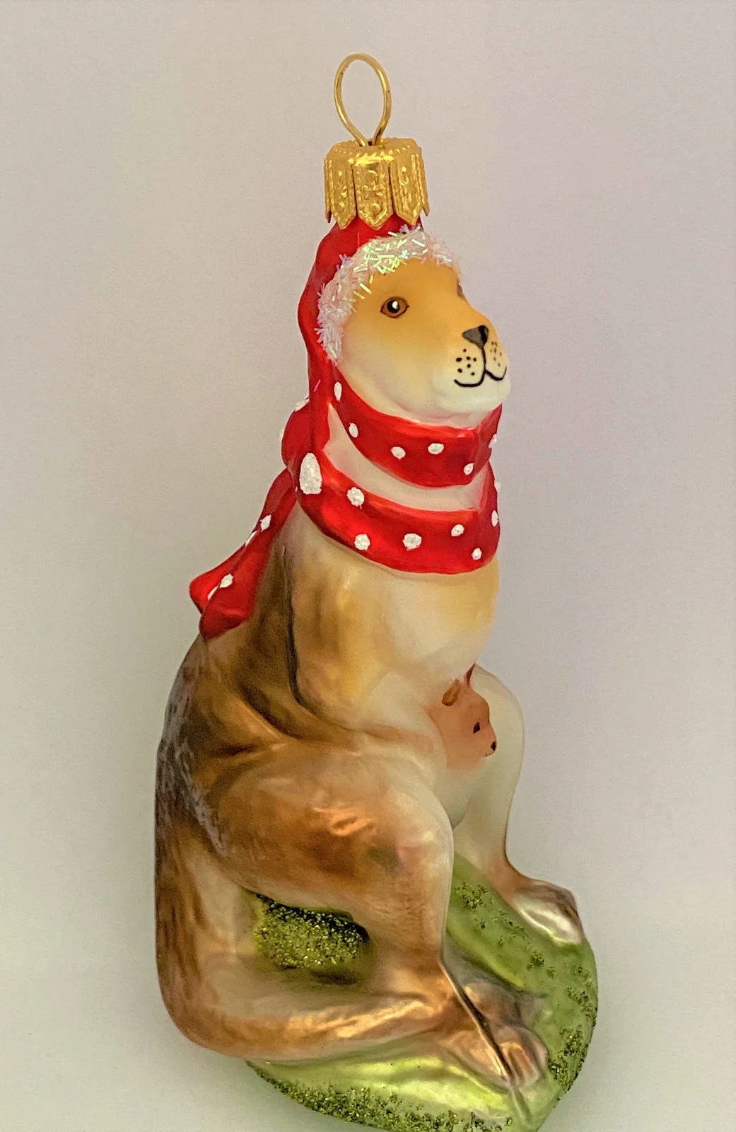 Hanco Das Känguru freut sich auf Weihnachten, roter Schal