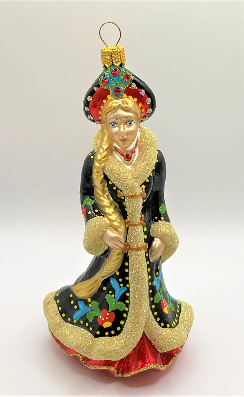 Hanco Snegurotschka in traditionellem russischen Mantel