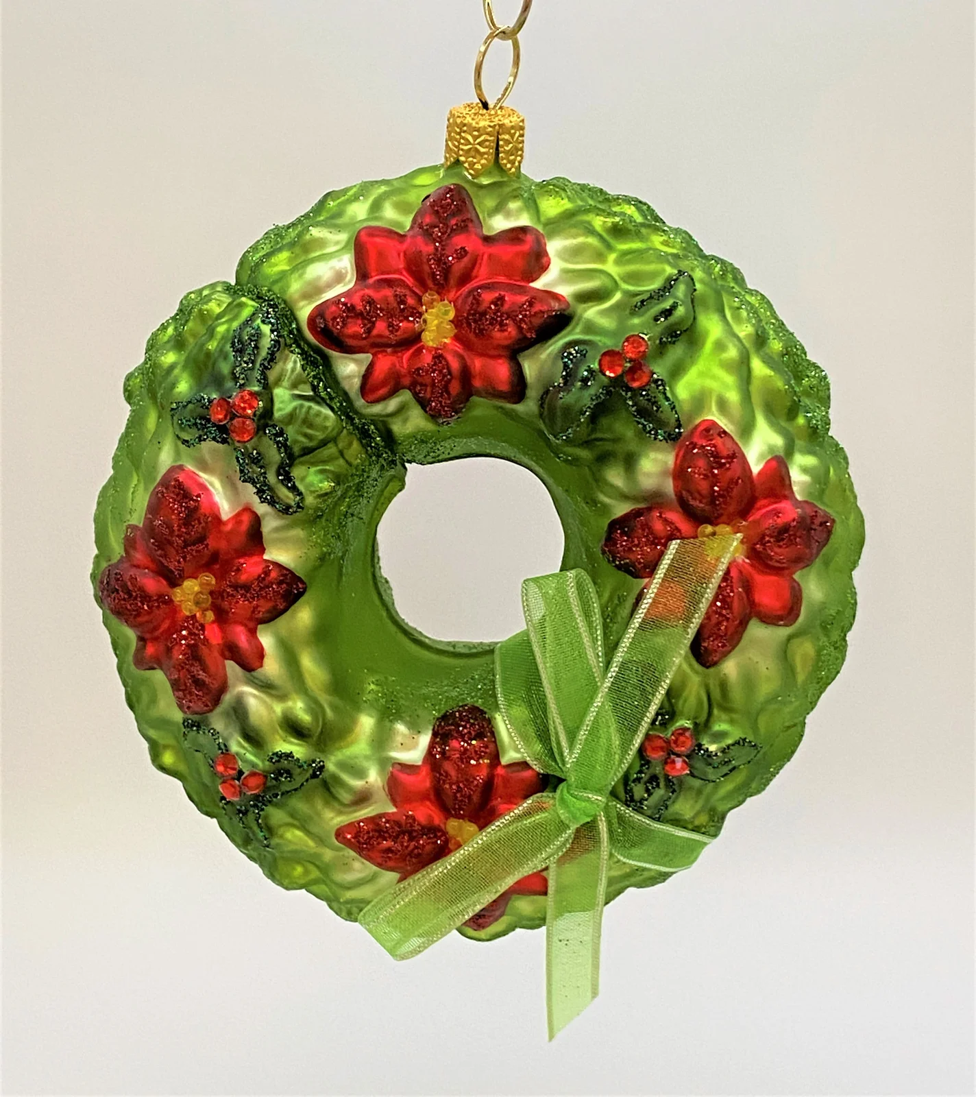 GMC Kranz geschmückt mit Poinsettien und Ilex