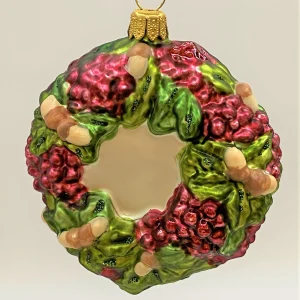 GMC Kranz mit Nüssen und Beeren dekoriert