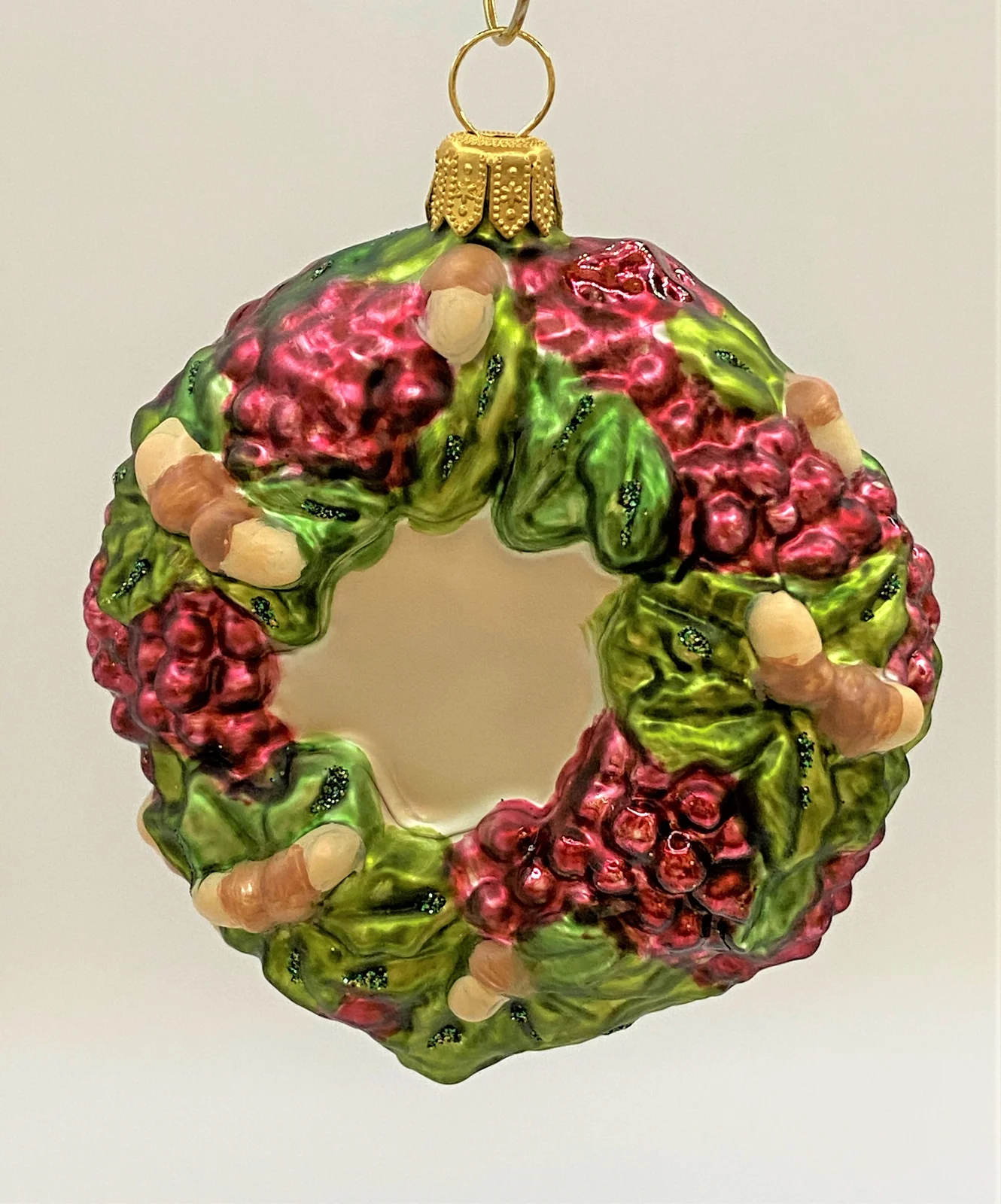 GMC Kranz mit Nüssen und Beeren dekoriert