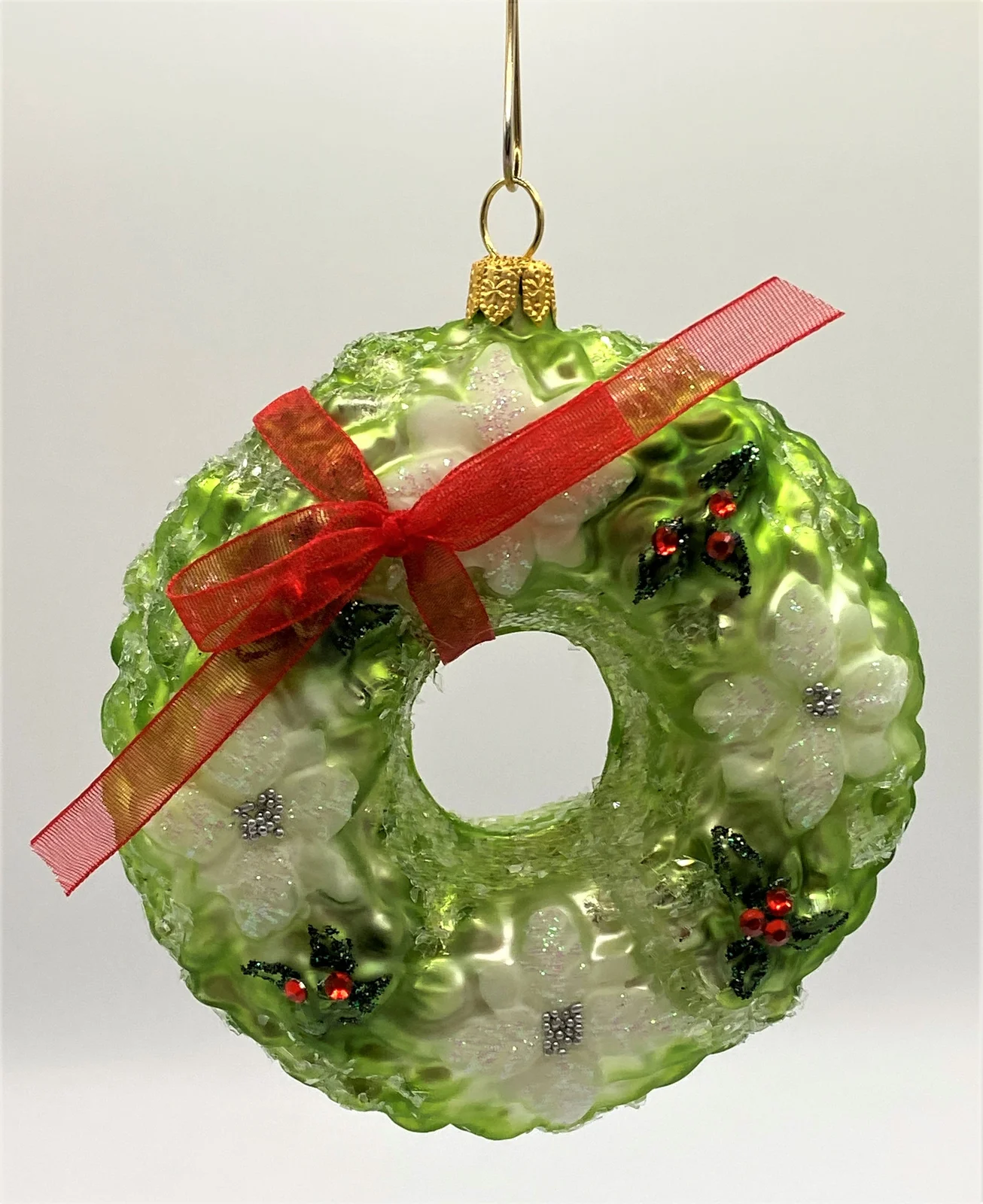 GMC Kranz geschmückt mit weissen Poinsettien und Ilex