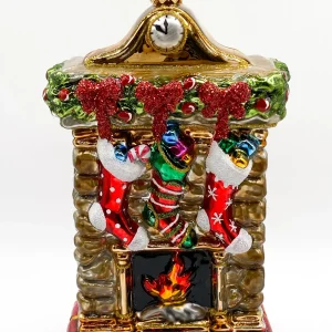 Glassware Kamin weihnachtlich geschmückt mit gefüllten Weihnachtssocken