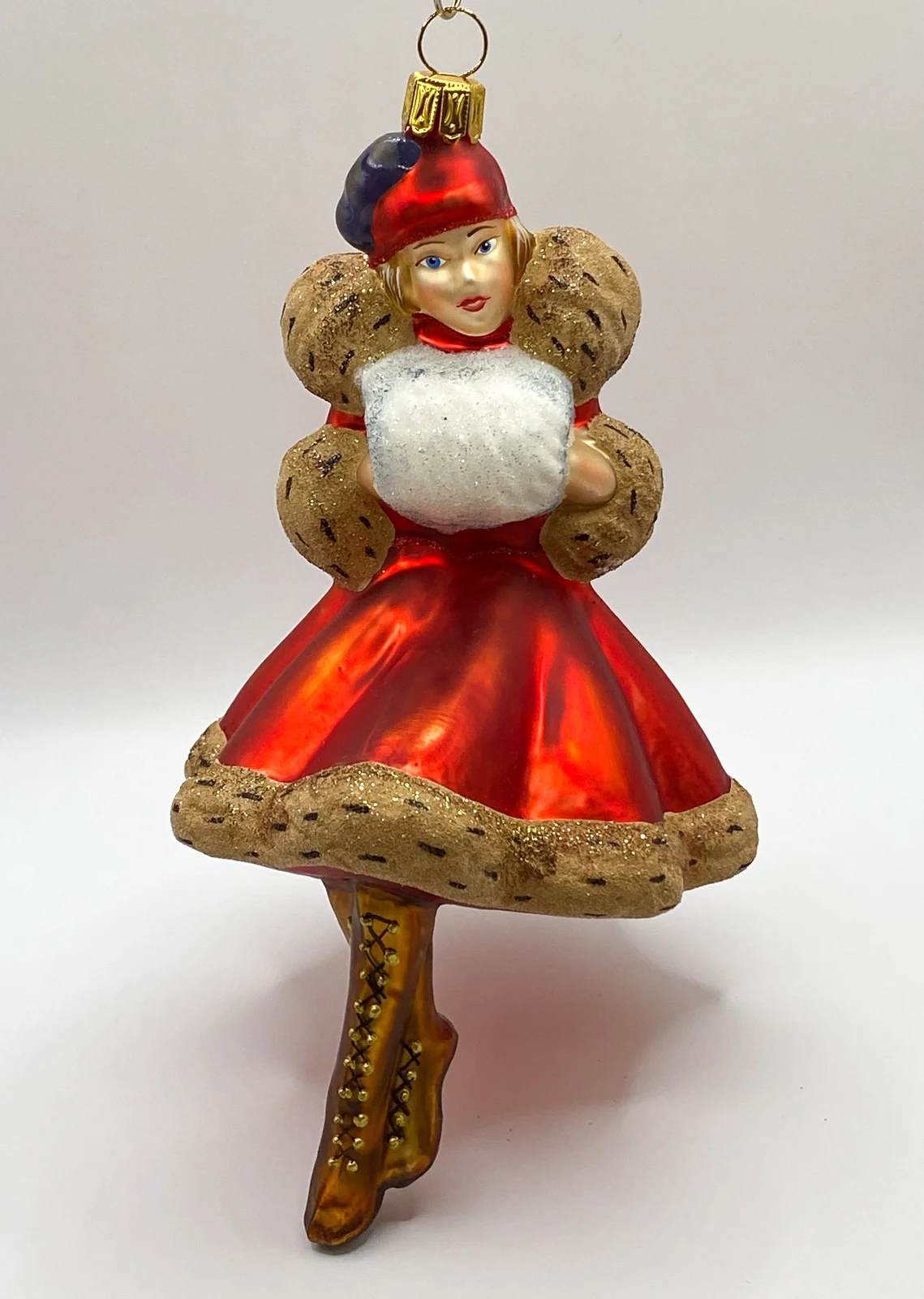 Komozja Frau im roten Winterkleid mit weissem Muff, KOMOZJA MOSTOWSKI
