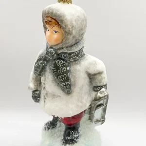 Atlas Der kleine Junge stapft mit dem Schlitten durch den Schnee, AtlasArt