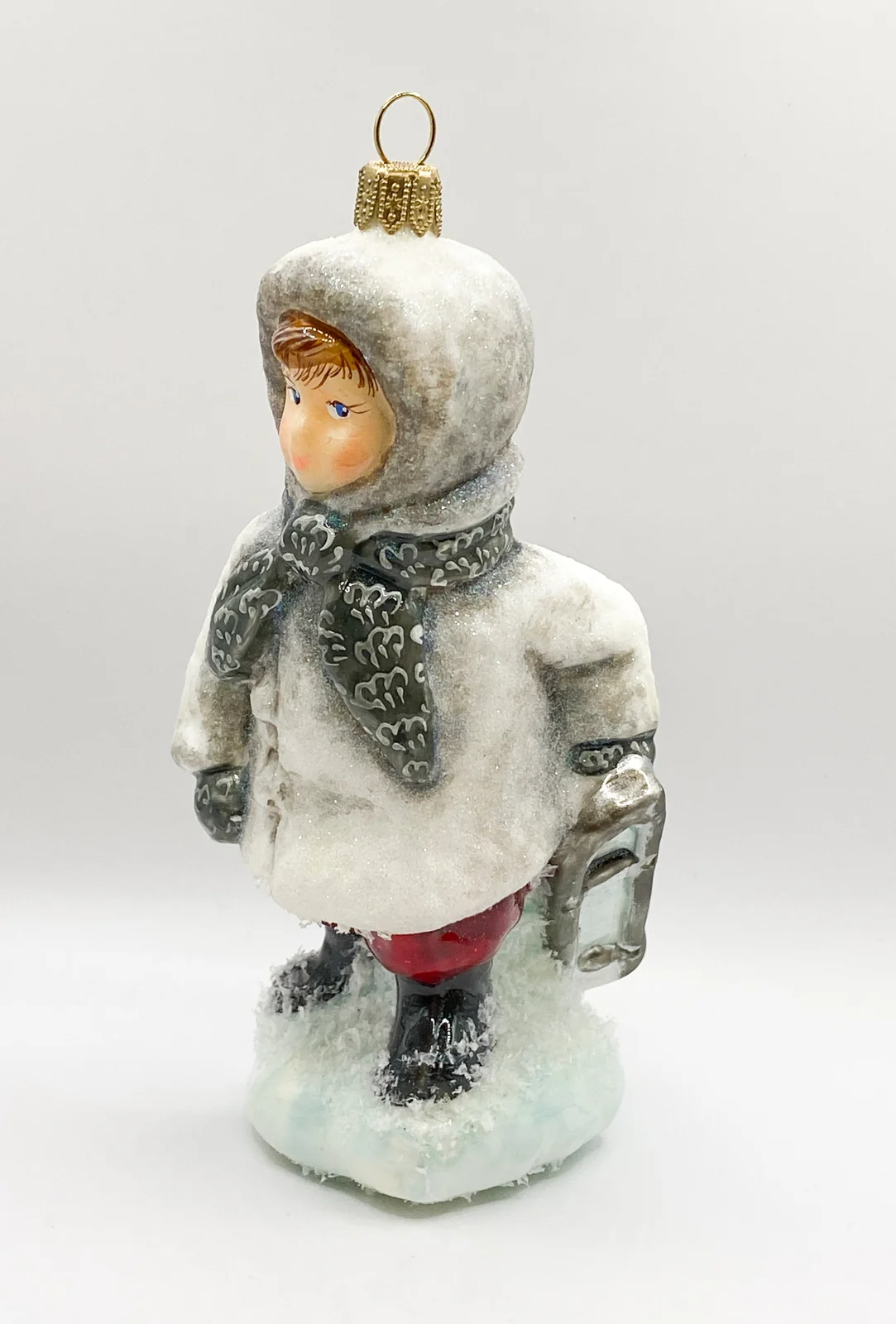Atlas Der kleine Junge stapft mit dem Schlitten durch den Schnee, AtlasArt