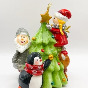 Atlas Die Weihnachtswichtel schmücken zusammen mit dem Rentier Rudolf und dem Pinguin den Christbaum, Atla