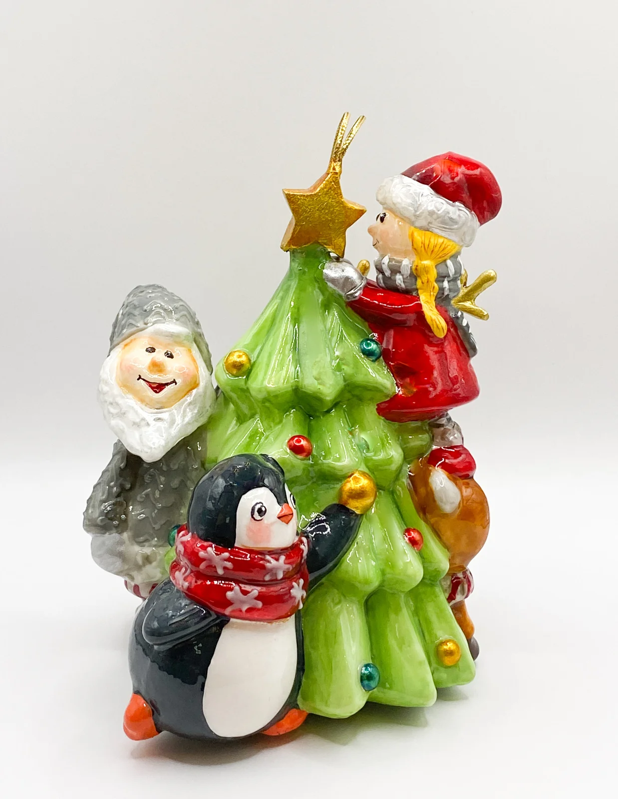 Atlas Die Weihnachtswichtel schmücken zusammen mit dem Rentier Rudolf und dem Pinguin den Christbaum, Atla