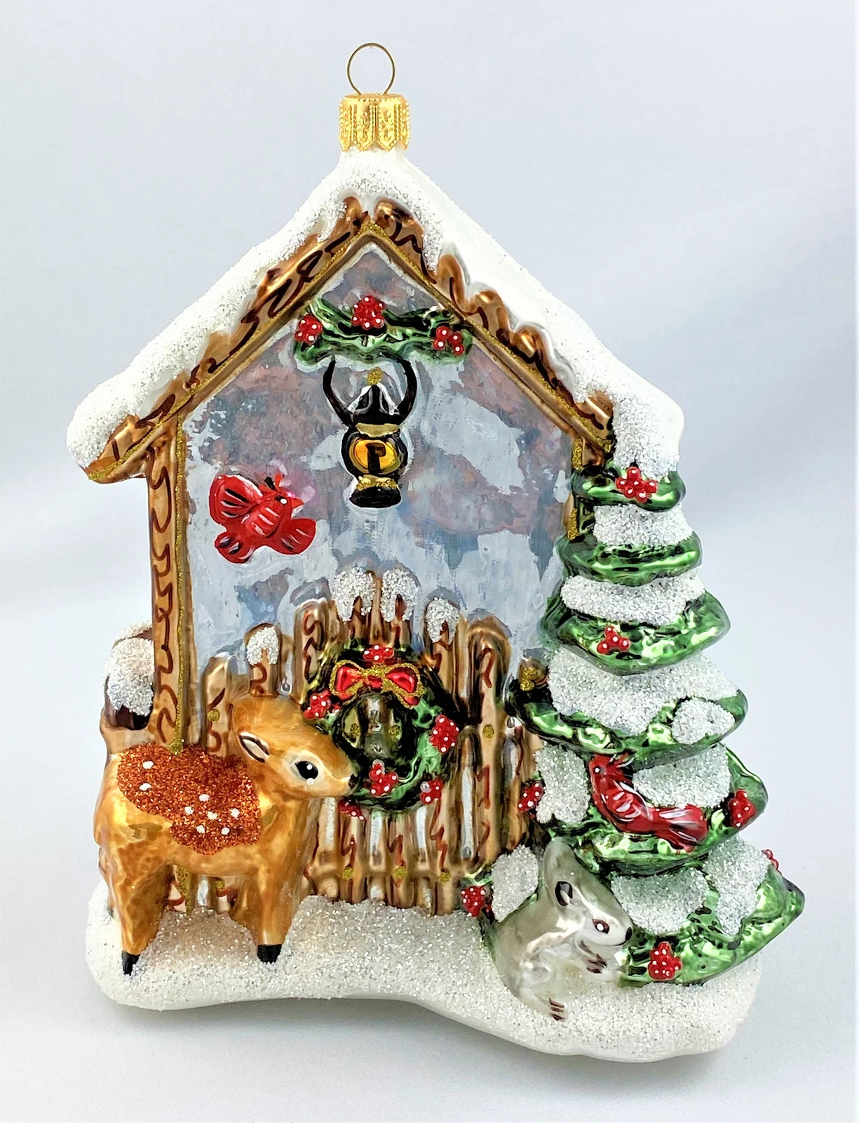 Glassware Kleines Reh steht im Winterwald