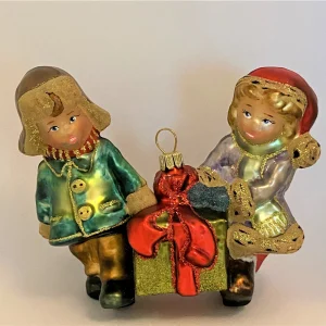 Komozja Mädchen und Junge tragen ein grosses Weihnachtsgeschenk, KOMOZJA MOSTOWSKI