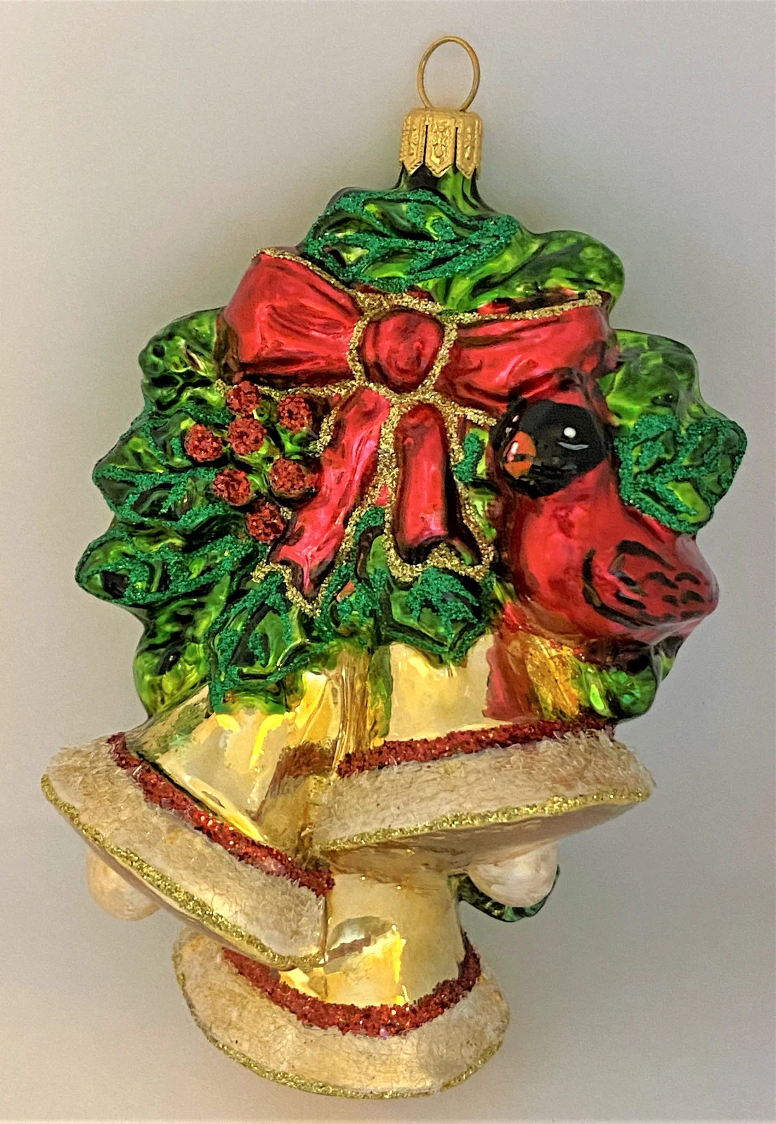 Glassware Roter Kardinal sitzt auf Weihnachtsglocken