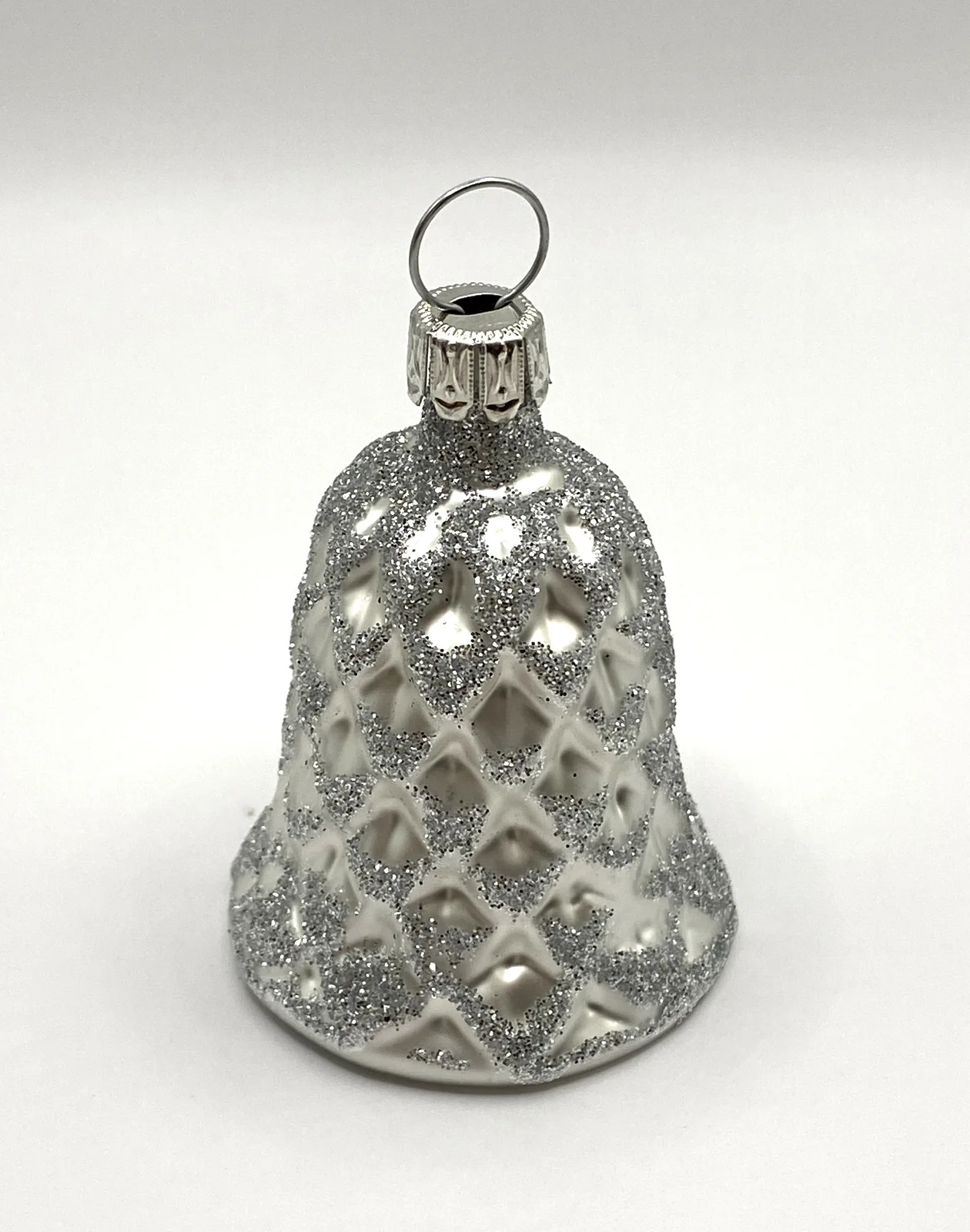 ANVA Weisses Weihnachts-Glöckchen mit Zapfenmuster und Silber-Glimmer
