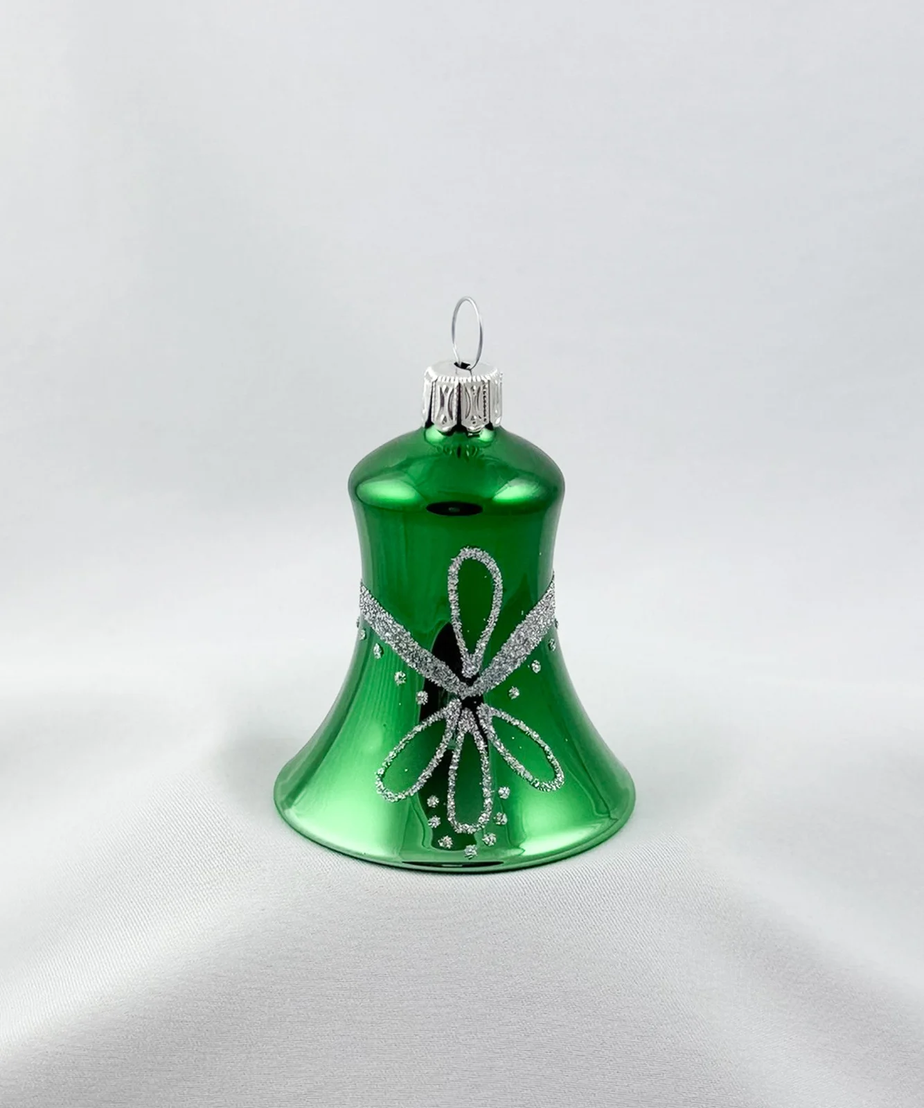 Thüringer Weihnachts-Glöckchen Grün mit silbernem Dekor