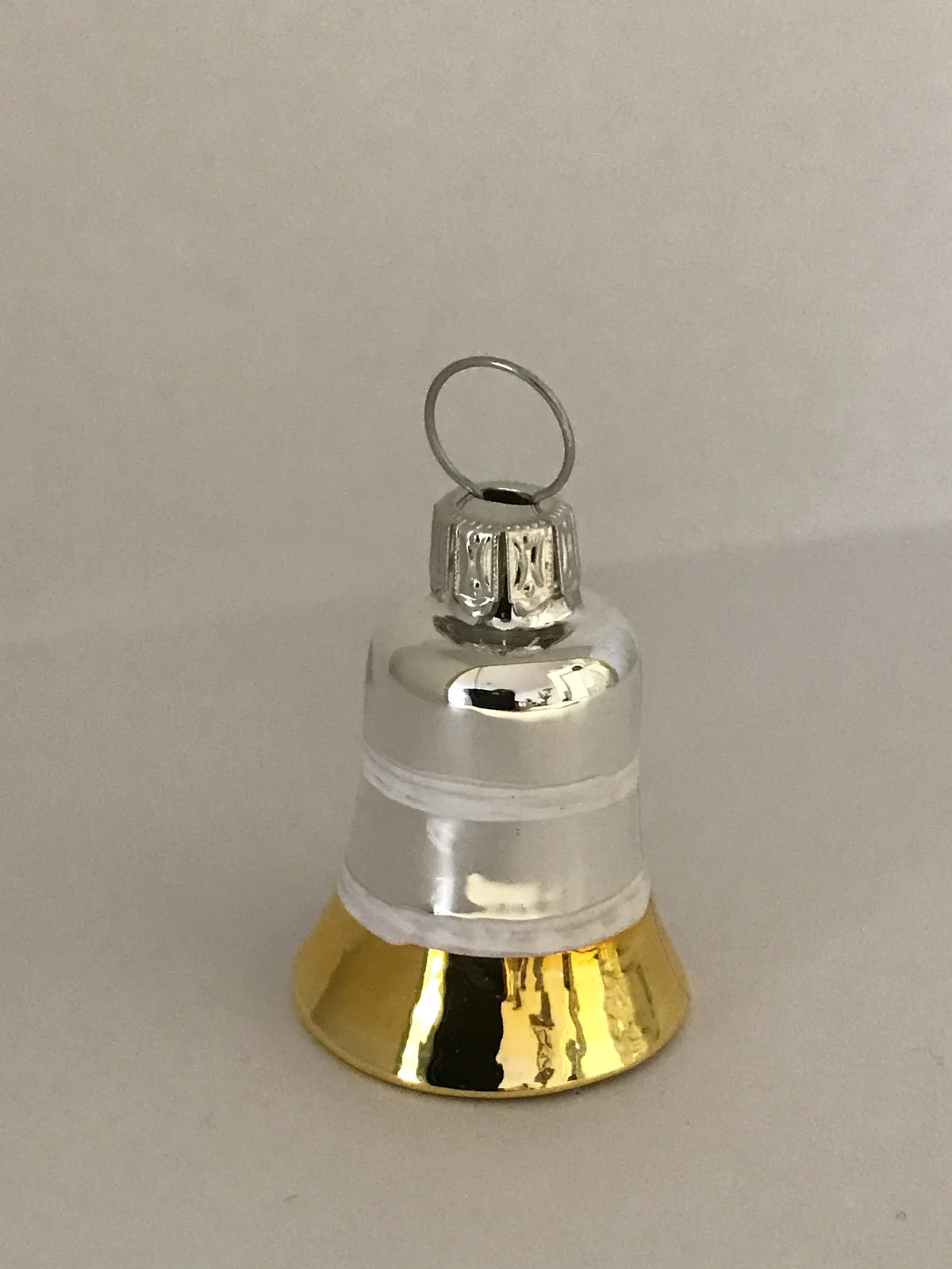 Dummy Kleines Weihnachts-Glöckchen silber mit goldenen und weissen Streifen