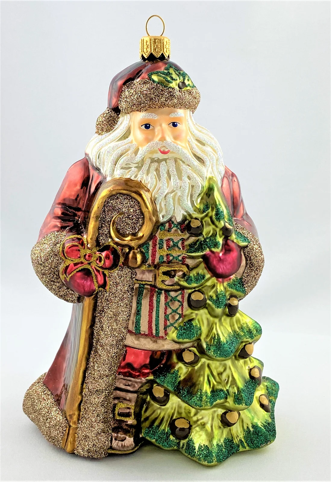 Glassware Weihnachtsmann hat gerade den Christbaum im Wald geholt
