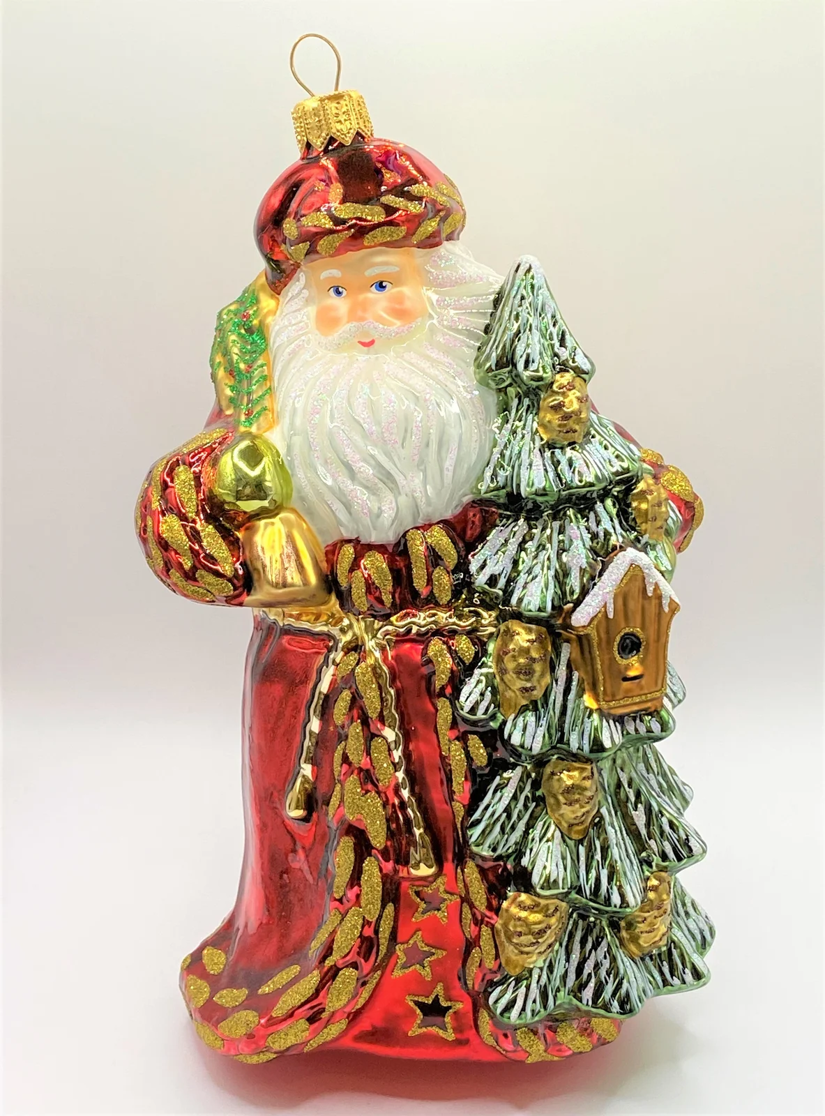 Glassware Der Weihnachtsmann kommt mit den Geschenken aus dem tiefen Wald