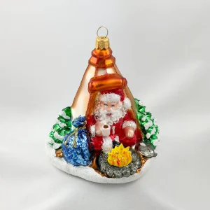Impuls Santa sitzt gemütlich im Zelt beim Lagerfeuer