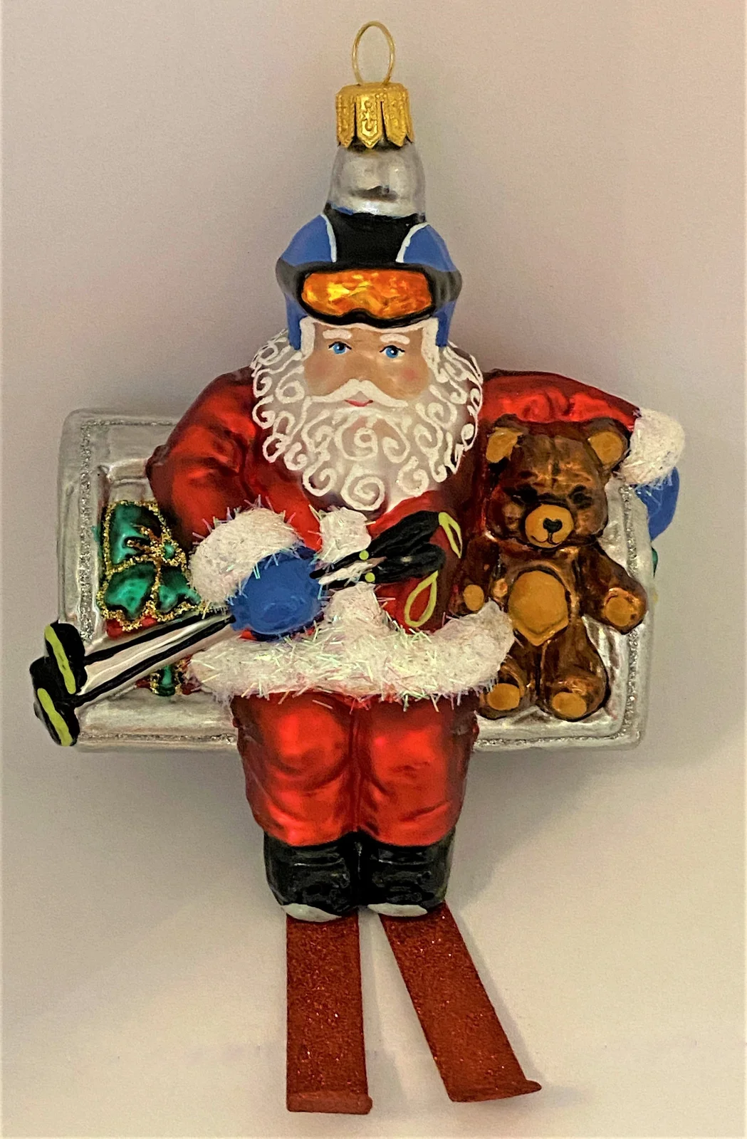 Impuls Santa fährt mit dem Sessellift zum Ski-Fahren